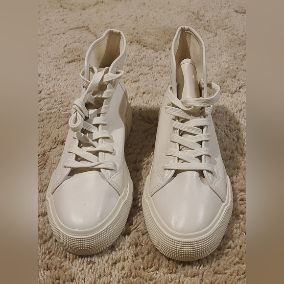 New JustFab Sneakers Size 9 - Picture 4 of 6